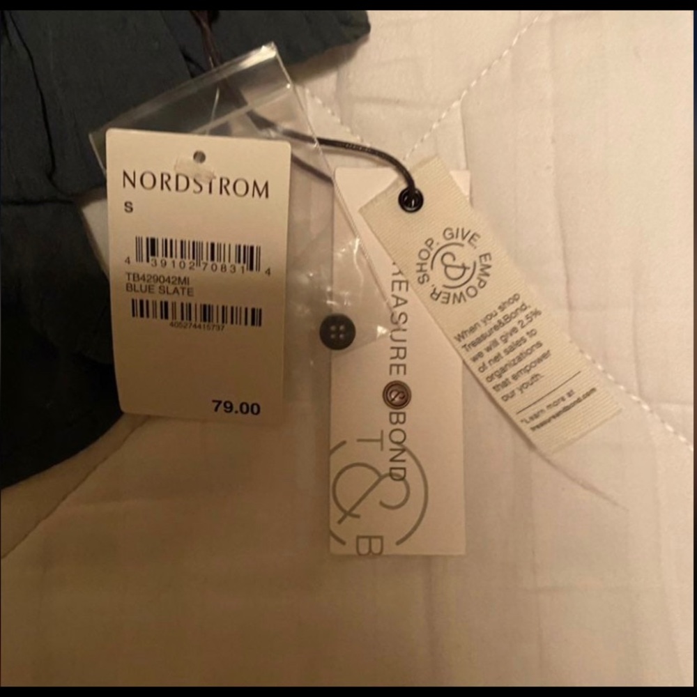 NWT Treasure Bond Long Sleeve Blouse Blue Slate Key Hole Button Back Neutral - Picture 4 of 8